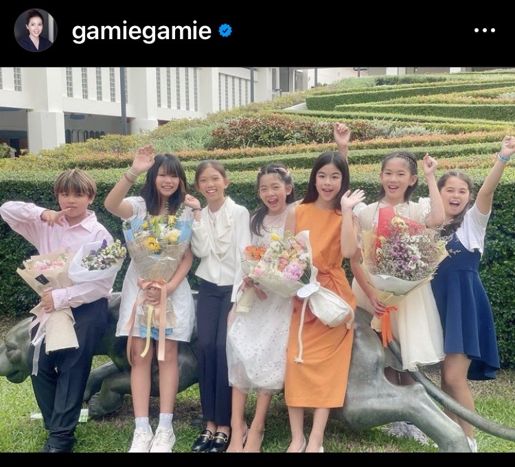 มอส ปฏิภาณ บินตรงจากยุโรปแสดงความยินดีลูกสาวคนโตเรียนจบชั้นประถม มอส ปฏิภาณ บินตรงจากยุโรปแสดงความยินดีลูกสาวคนโตเรียนจบชั้นประถม