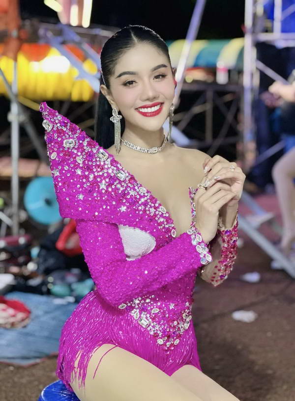 แพรวพราว อดีตภรรยา ผู้ใหญ่บ้านฟินแลนด์ ถอยรถป้ายแดง ให้ของขวัญวันเกิดตัวเอง แพรวพราว อดีตภรรยา ผู้ใหญ่บ้านฟินแลนด์ ถอยรถป้ายแดง ให้ของขวัญวันเกิดตัวเอง