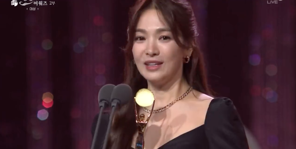 ‘ซงฮเยคโย’ คว้าแดซัง!! เวที Blue Dragon Series Awards ปีนี้ จากบทนำ The Glory
