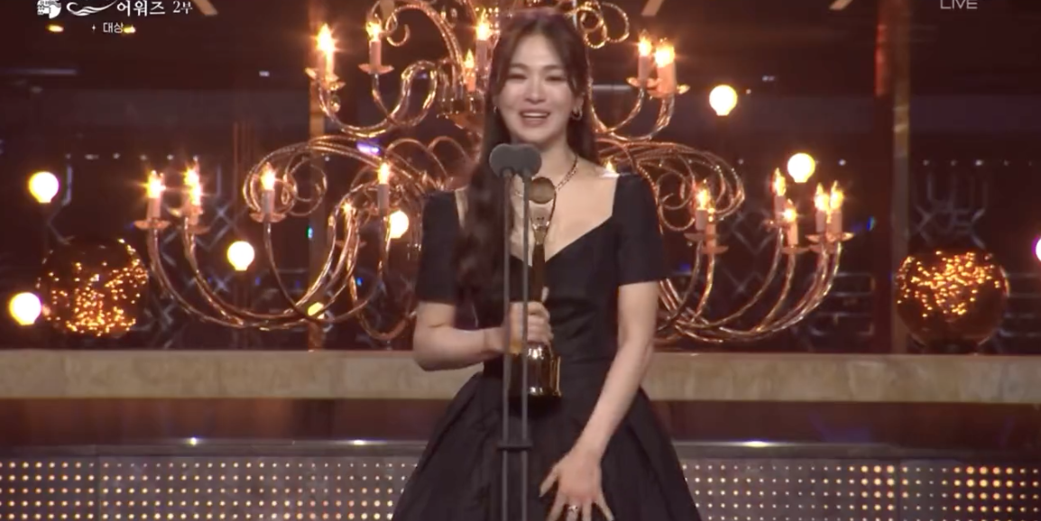 ‘ซงฮเยคโย’ คว้าแดซัง!! เวที Blue Dragon Series Awards ปีนี้ จากบทนำ The Glory