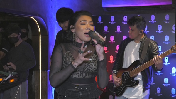 แฮปปี้แฟนสายฝ.“ดา เอ็นโดรฟิน” ควงเปิดค่ายเพลง (มีคลิป) แฮปปี้แฟนสายฝ.“ดา เอ็นโดรฟิน” ควงเปิดค่ายเพลง (มีคลิป)