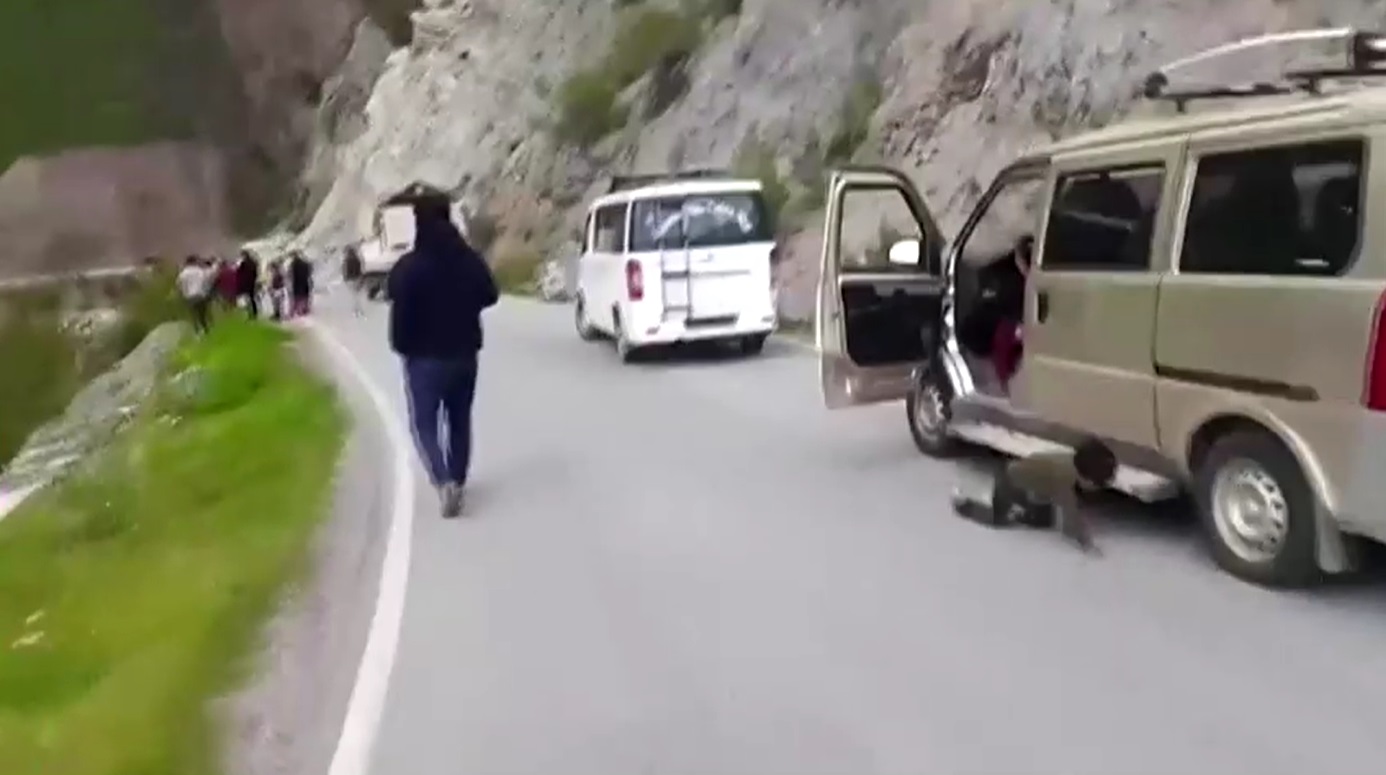 เปิดภาพนาที ดินและหินถล่ม ทับทางหลวงในเปรู รถตกค้างเพียบ!