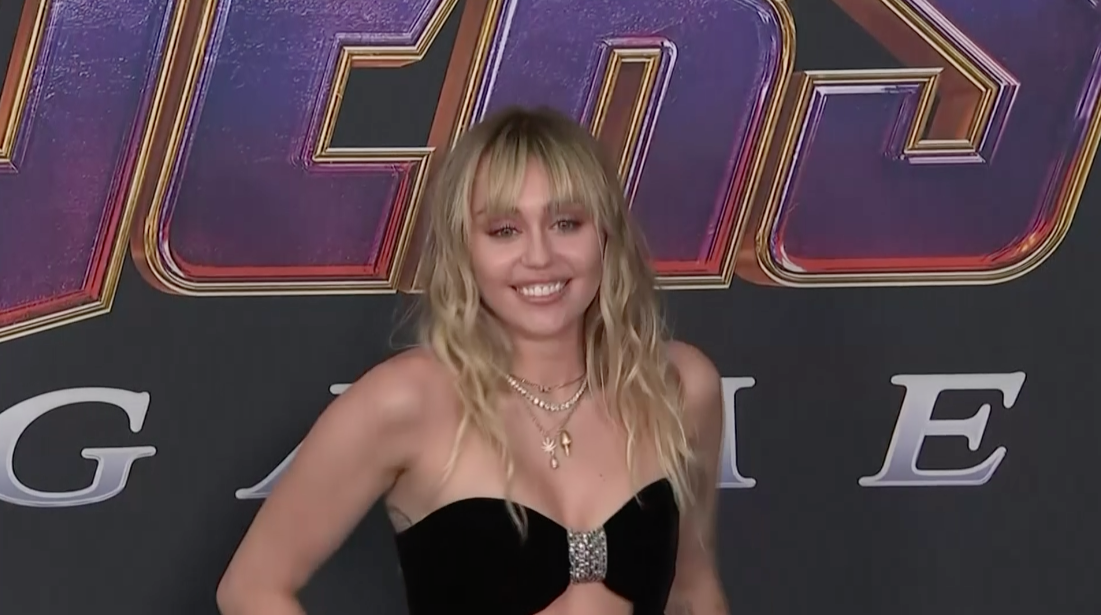 ให้หมายศาลแทนดอกไม้?!! ลือ 'เลียม เฮมส์เวิร์ธ' ฟ้อง 'ไมลีย์ ไซรัส' เพราะเพลง Flowers ให้หมายศาลแทนดอกไม้?!! ลือ 'เลียม เฮมส์เวิร์ธ' ฟ้อง 'ไมลีย์ ไซรัส' เพราะเพลง Flowers