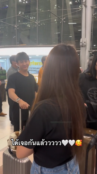 ได้เจอกันแล้ว! ธัญญ่า อาร์สยาม เสิร์ฟโมเมนต์หวาน ไปรับ อาร์โล่ ที่สนามบิน