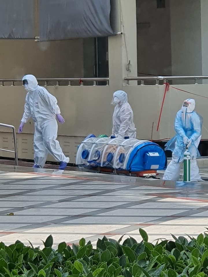 ส่งกำลังใจ!หมอ-พยาบาลช่วยกันแบกคนไข้โควิดกลางแดด จนเป็นลม ส่งกำลังใจ!หมอ-พยาบาลช่วยกันแบกคนไข้โควิดกลางแดด จนเป็นลม