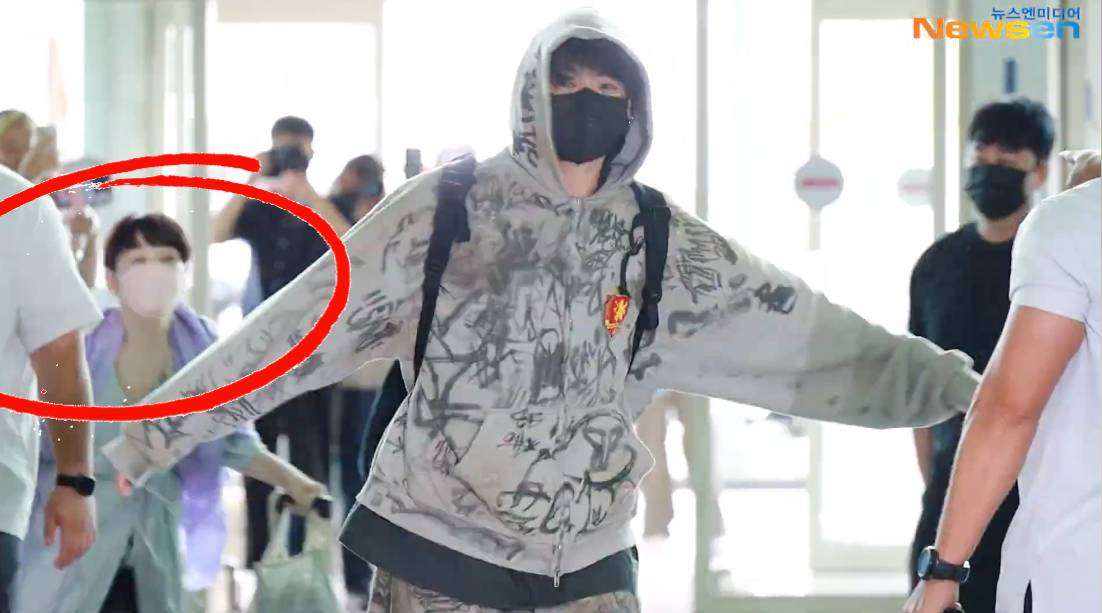 เกินควบคุม!! แฟนคลับสาวพุ่งฝ่าที่กั้นเข้าหา 'จองกุก BTS' ที่สนามบินอีกครั้ง