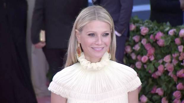 ติดเรตไม่มีแผ่ว!! ‘กวินเน็ธ พัลโทรว์’ เปิดตัวเทียนหอมกลิ่น This Smells Like My Pooshy