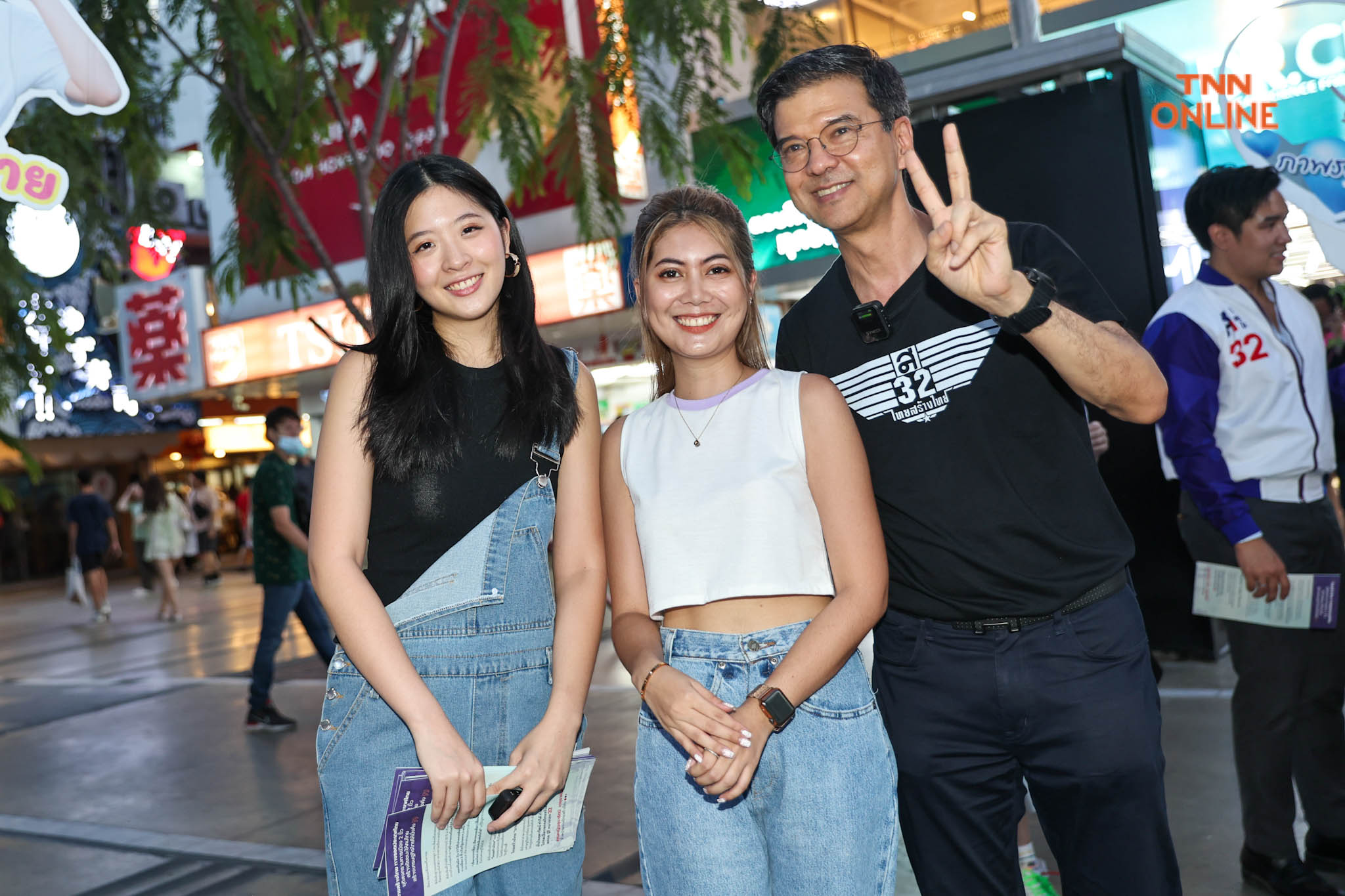 ศิธา-จินนี่ ลงพื้นที่สยาม พบป่ะพูดคุยกลุ่มวัยรุ่นโค้งสุดท้ายเลือกตั้ง 66 ศิธา-จินนี่ ลงพื้นที่สยาม พบป่ะพูดคุยกลุ่มวัยรุ่นโค้งสุดท้ายเลือกตั้ง 66