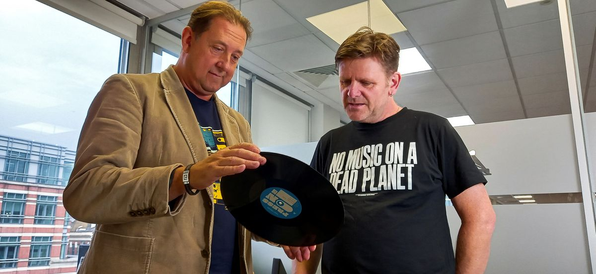 ค่ายดนตรีอังกฤษรักโลก เปิดตัวแผ่นไวนิลทำจากน้ำตาลหวังลดมลพิษ ค่ายดนตรีอังกฤษรักโลก เปิดตัวแผ่นไวนิลทำจากน้ำตาลหวังลดมลพิษ