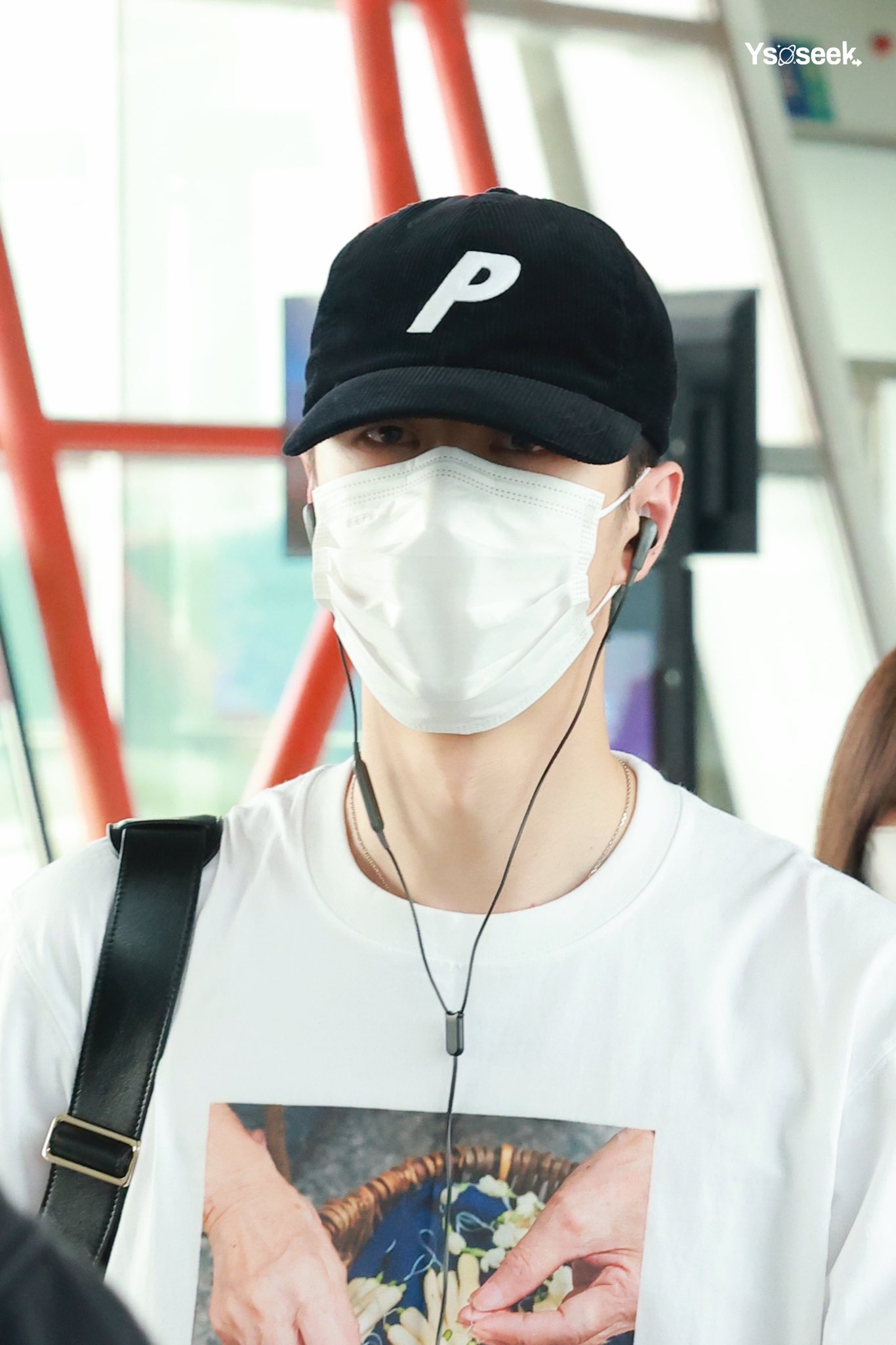 แฟนๆ ชื่นชม!! ‘หวังอี้ป๋อ’ ลัดฟ้าเยือนญี่ปุ่น สวมเสื้อพิมพ์ลายดอกไม้เปี่ยมความหมาย