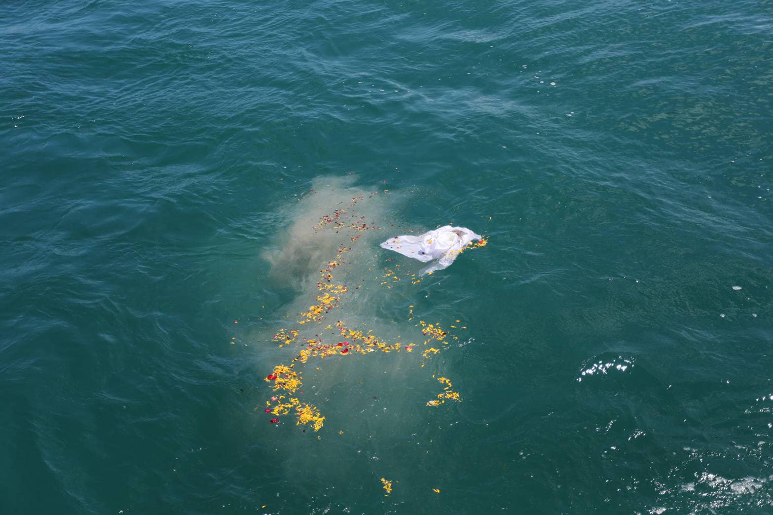 เป็ด เชิญยิ้ม นำอัฐิ พ่อแม่ ลอยอังคาร จ่อนำเงินทำบุญสร้างพระประธาน เป็ด เชิญยิ้ม นำอัฐิ พ่อแม่ ลอยอังคาร จ่อนำเงินทำบุญสร้างพระประธาน