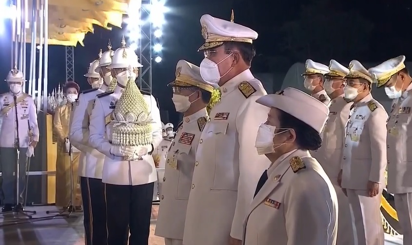 นายกฯ นำจุดเทียนถวายพระพรชัยมงคล วันเฉลิมพระชนมพรรษา พระบาทสมเด็จพระเจ้าอยู่หัว