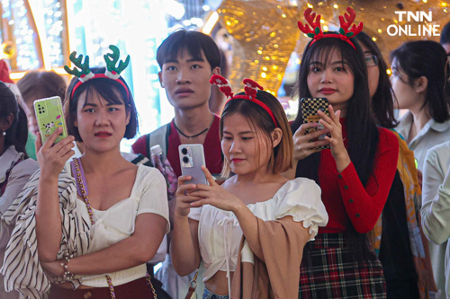 เอาใจเด็กวันคริสต์มาส ลุงซานต้าโผล่สร้างสีสันใจกลางเมือง