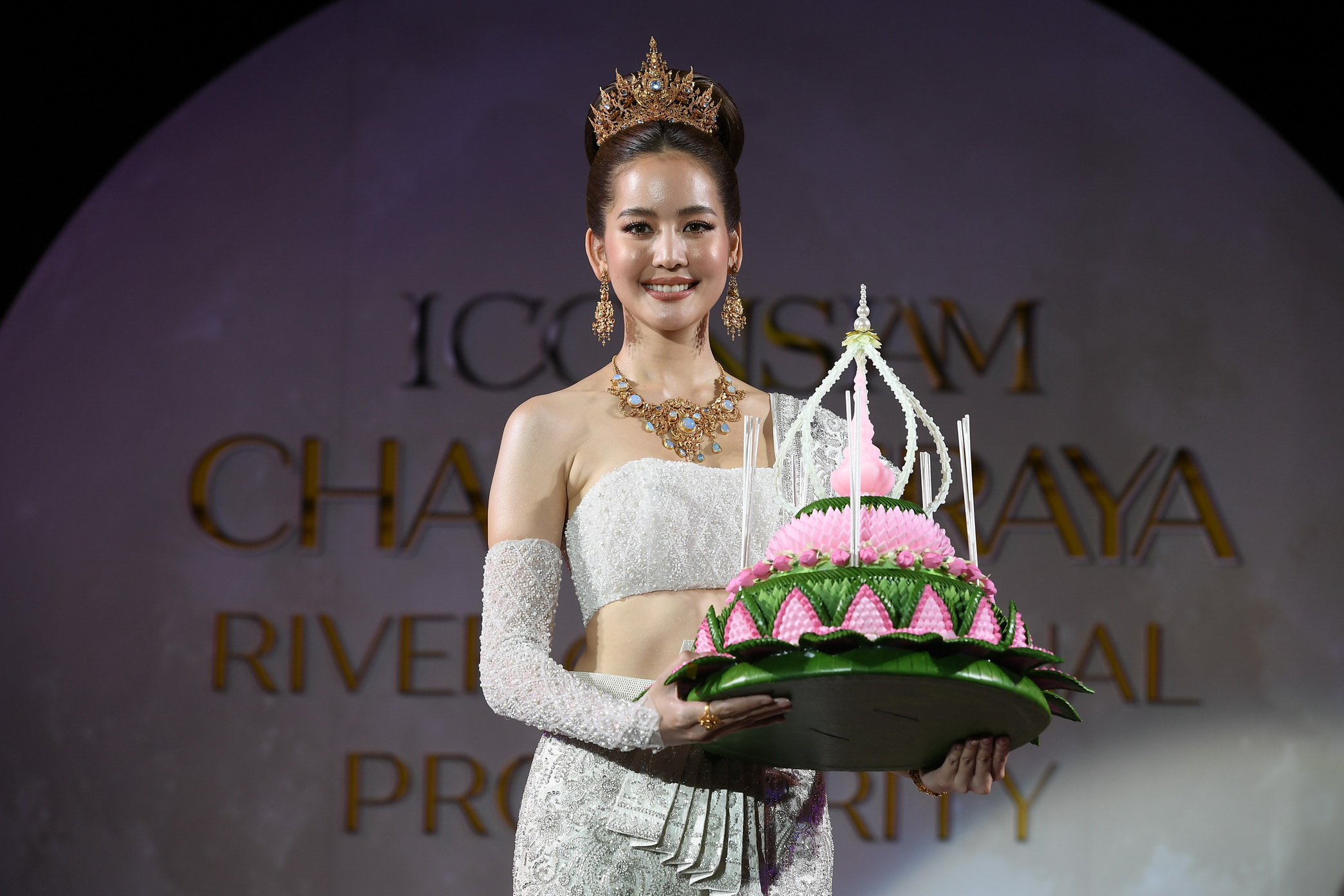 ลอยกระทงหวาน โบว์ เมลดา อวดโฉมลุคนางนพมาศ มีหวานใจอย่าง อาเล็ก มาให้กำลังใจ ลอยกระทงหวาน โบว์ เมลดา อวดโฉมลุคนางนพมาศ มีหวานใจอย่าง อาเล็ก มาให้กำลังใจ