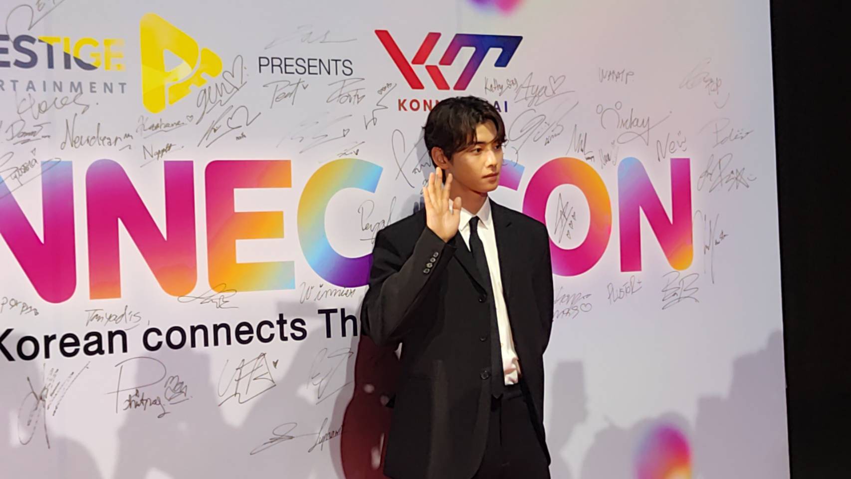 เปิดภาพซุปตาร์หนุ่ม ชาอึนอู ร่วมเดินพรมแดงในงานแถลงข่าว KONNECT CON