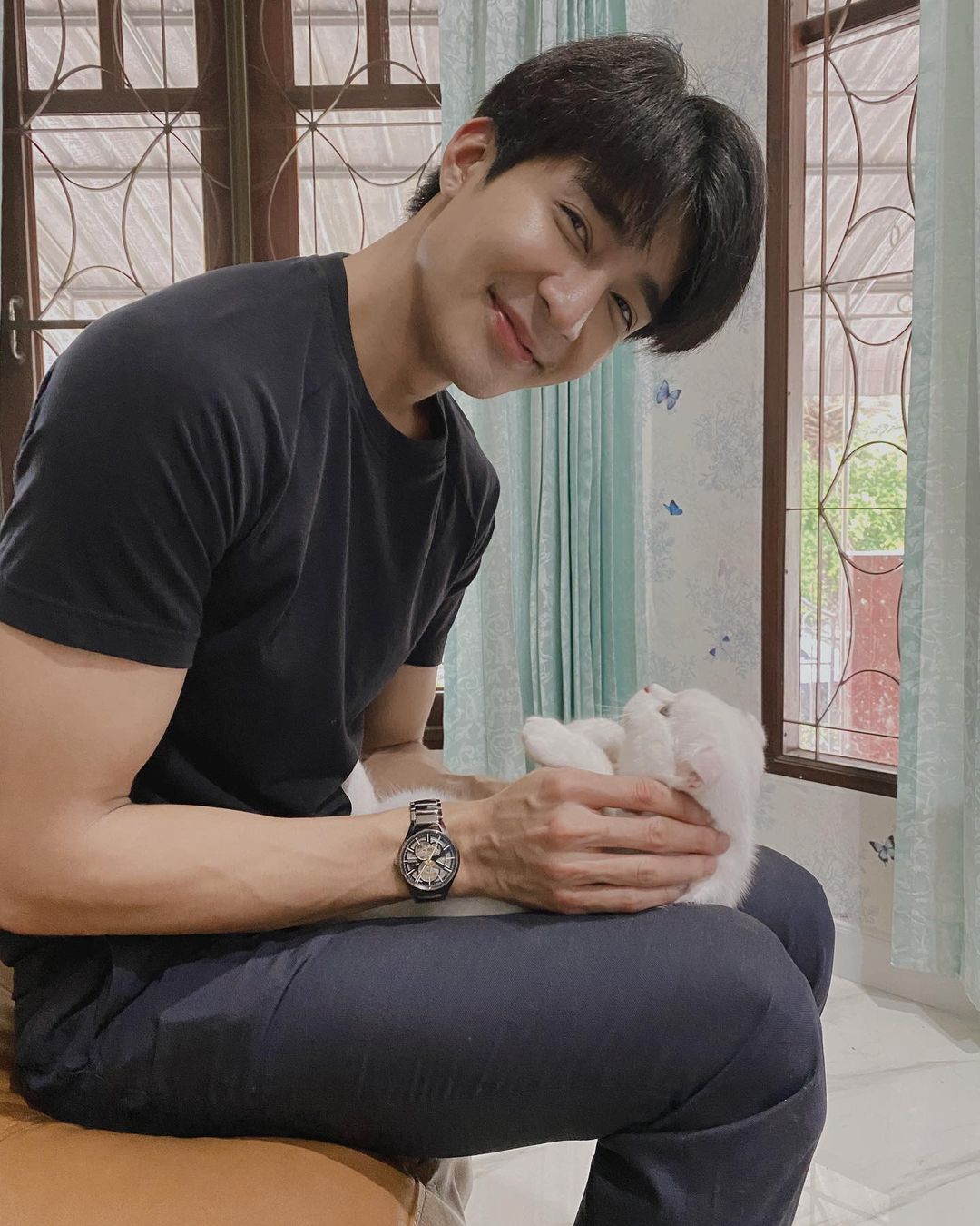 Exclusive “เอิร์ท พิรพัฒน์” แนะนำแมวตัวโปรด (มีคลิป) Exclusive “เอิร์ท พิรพัฒน์” แนะนำแมวตัวโปรด (มีคลิป)