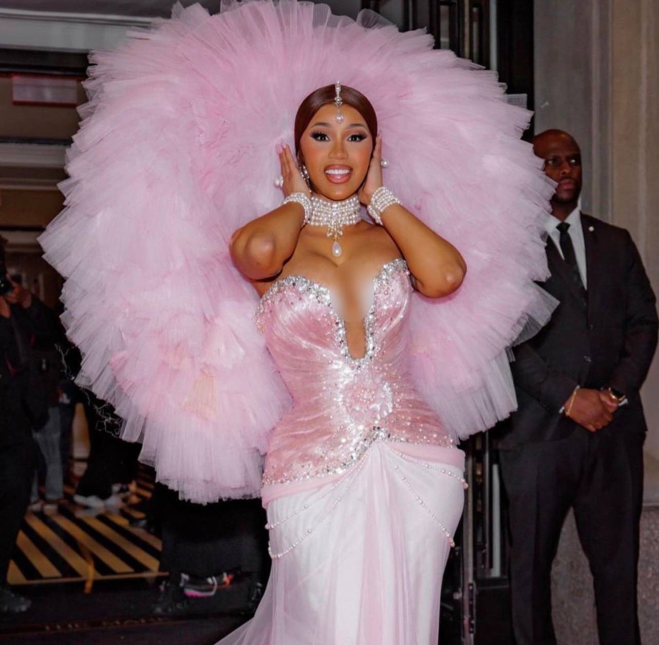 วางใจแบรนด์ไทย!! 'คาร์ดี้ บี' สุดจึ้งบุก Met Gala กับเครื่องประดับมุก Matara