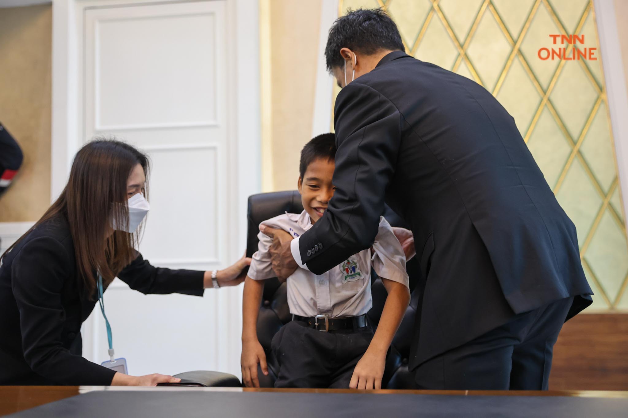 ชัชชาติเปิดห้องทำงาน ให้เด็กชมพร้อมนั่งถ่ายรูปช่วงวันเด็กแห่งชาติ ชัชชาติเปิดห้องทำงาน ให้เด็กชมพร้อมนั่งถ่ายรูปช่วงวันเด็กแห่งชาติ