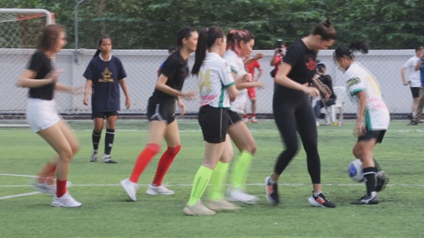 แอนชิลี-ใบตอง-อแมนด้า นำทีมนางงาม ฟาดแข้งในศึกฟุตซอลกระชับมิตร (มีคลิป) แอนชิลี-ใบตอง-อแมนด้า นำทีมนางงาม ฟาดแข้งในศึกฟุตซอลกระชับมิตร (มีคลิป)