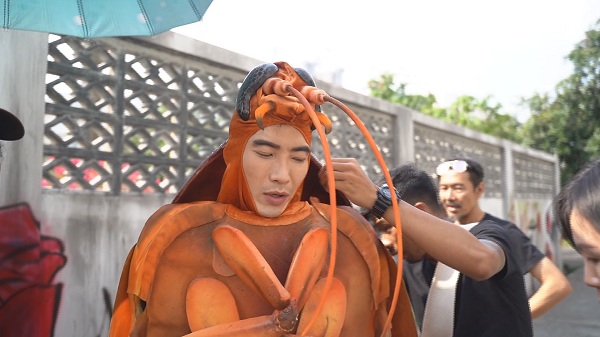 “แมงสาบ” ฉายานี้ของ “ทอย” ที่ทุกคนต้องเดินหนี   (มีคลิป)