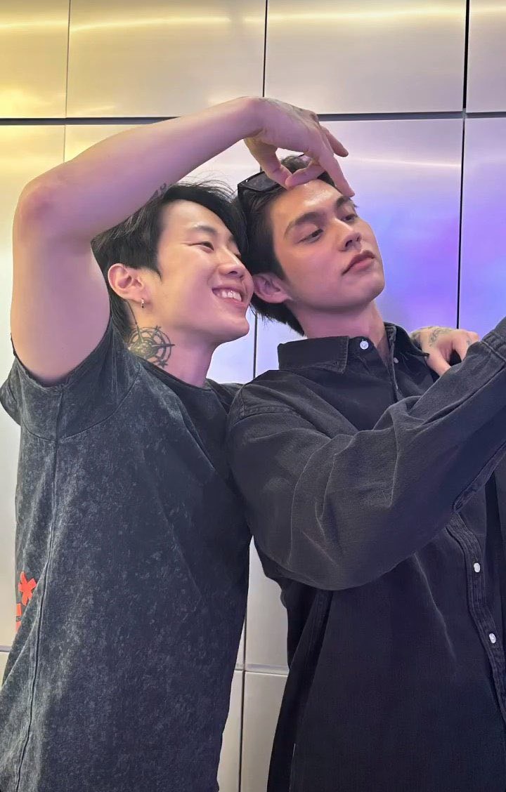 ไบรท์ แชะภาพคู่แรปเปอร์ชือดัง เจย์ปาร์ค แฟนๆลุ้น สปอยอะไรหรือเปล่า? ไบรท์ แชะภาพคู่แรปเปอร์ชือดัง เจย์ปาร์ค แฟนๆลุ้น สปอยอะไรหรือเปล่า?