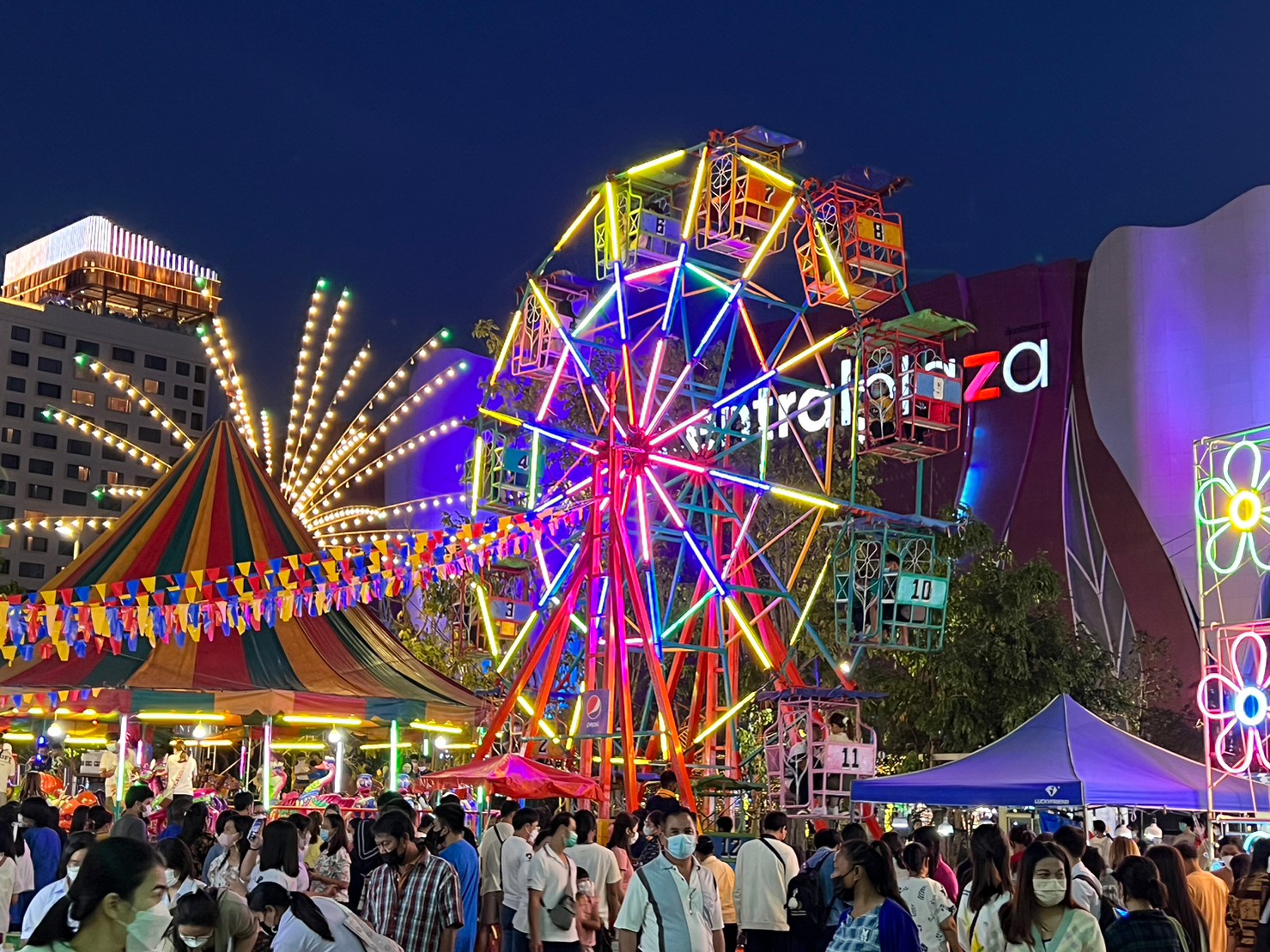 ลอยกระทงโคราชคึกคัก! เนรมิตบึงหัวทะเล แสดงน้ำพุแสงสีเสียงอลังการ