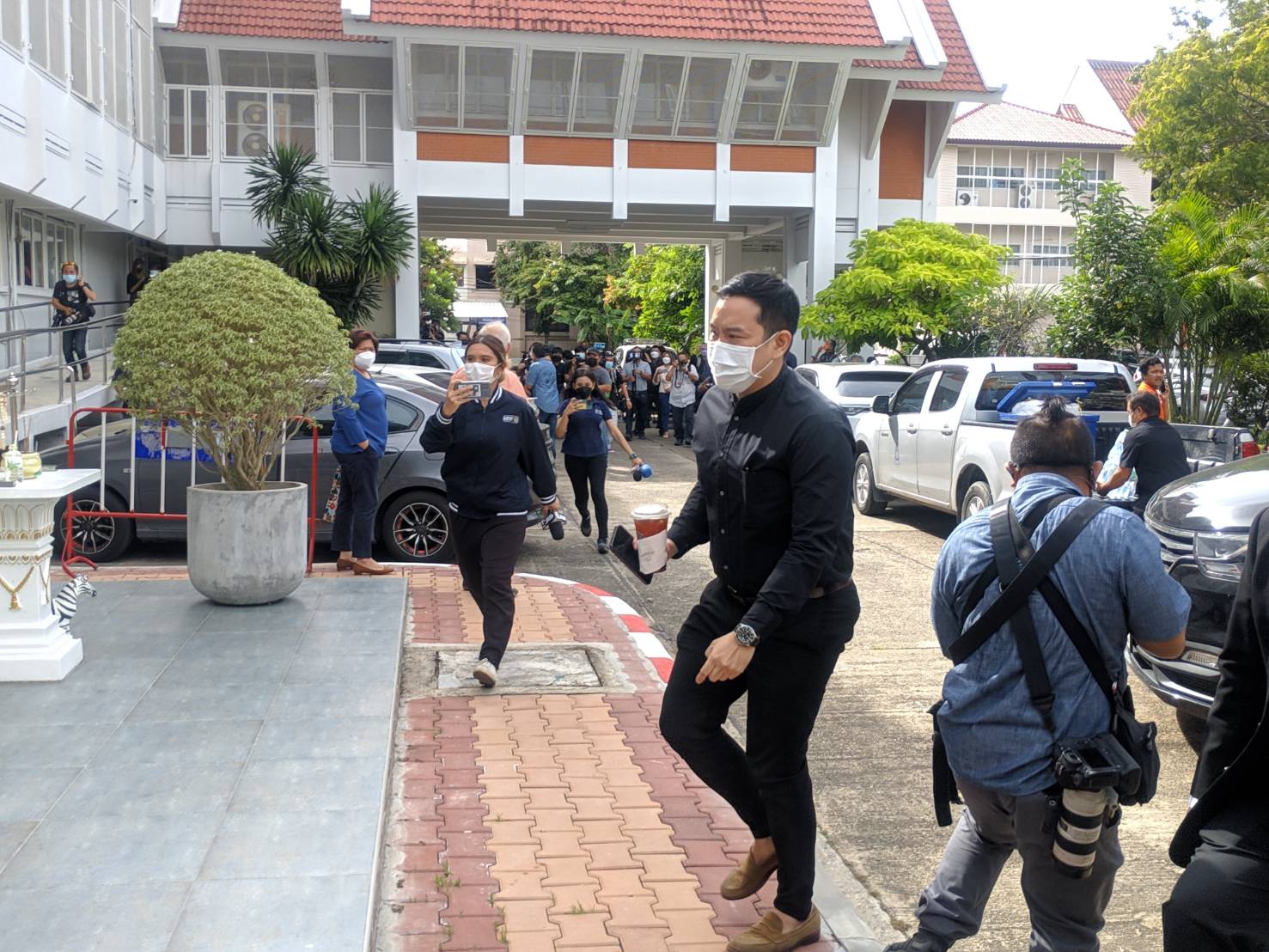 คนบนเรือ มาตามนัด! ทนายแซน เผยเตรียมใช้สิทธิ์หากเลื่อนสั่งคดี แตงโม อีกครั้ง