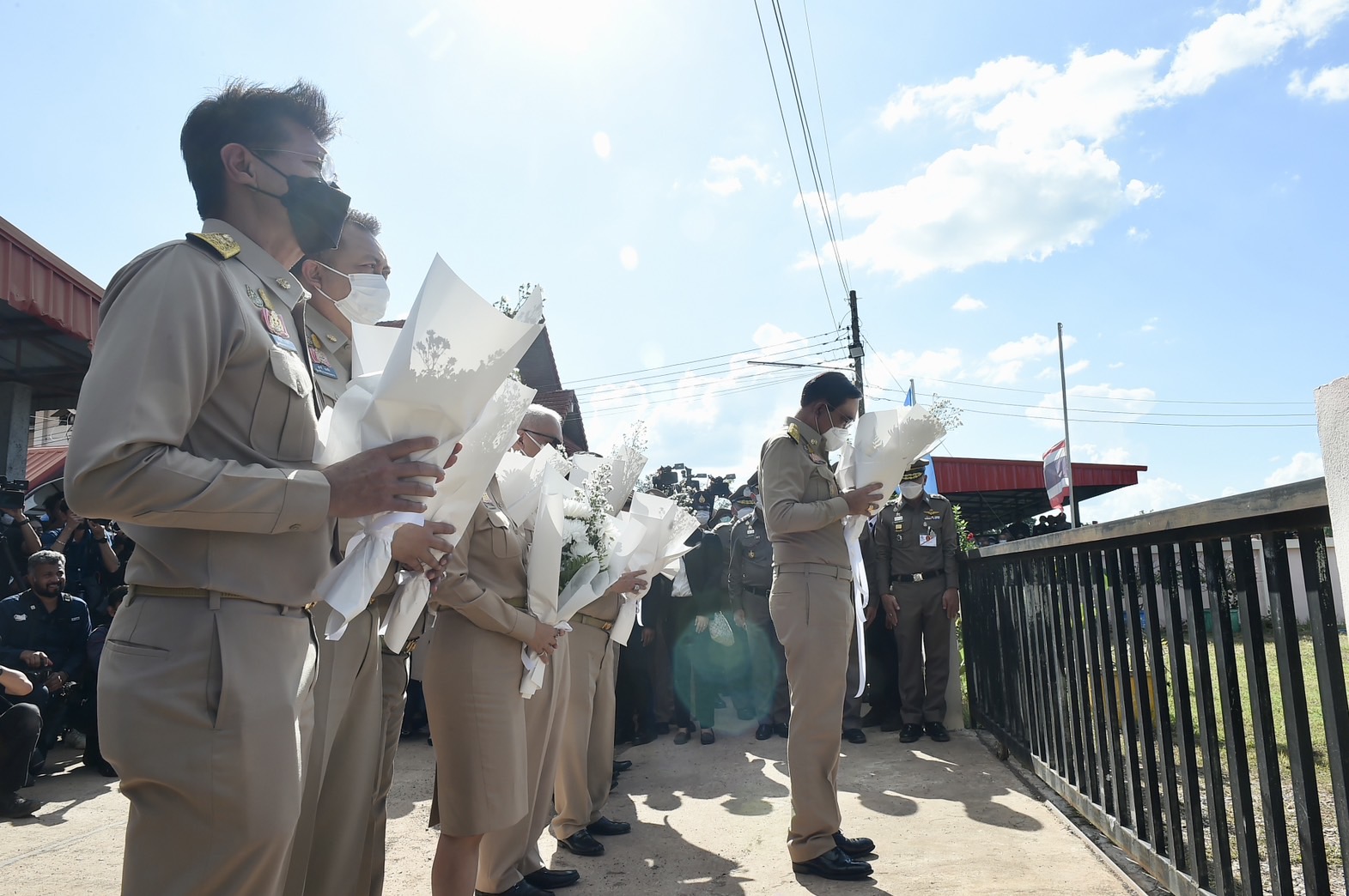 นายกรัฐมนตรี วางช่อดอกไม้ร่วมไว้อาลัยเหตุกราดยิงหนองบัวลำภู นายกรัฐมนตรี วางช่อดอกไม้ร่วมไว้อาลัยเหตุกราดยิงหนองบัวลำภู