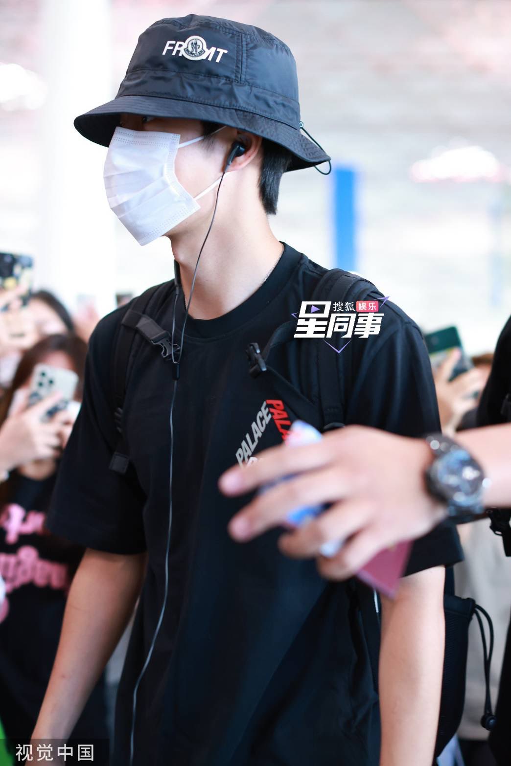 ลัดฟ้าสู่เมืองไทย!! แห่แชร์ภาพ ‘หวังอี้ป๋อ’ ที่สนามบิน โปรโมตหนังใหม่ 8 ส.ค.นี้