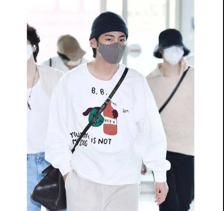 V BTS ใสต่างหูแบรนด์ Chanel รุ่นเดียวกับที่ เจนนี่ เป็นพรีเซนเตอร์