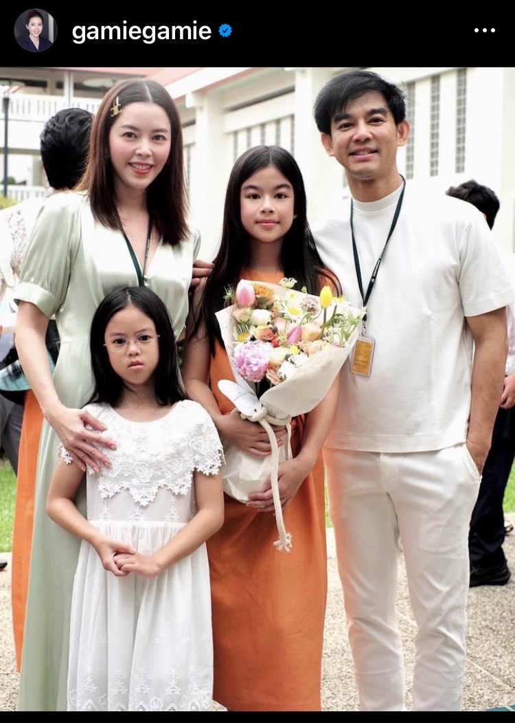 มอส ปฏิภาณ บินตรงจากยุโรปแสดงความยินดีลูกสาวคนโตเรียนจบชั้นประถม มอส ปฏิภาณ บินตรงจากยุโรปแสดงความยินดีลูกสาวคนโตเรียนจบชั้นประถม