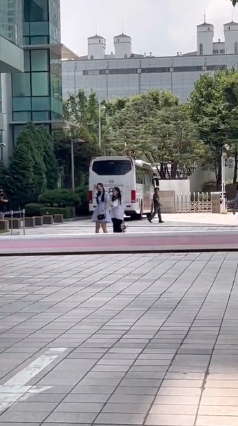 ถูกตะคอกไล่!! 'จอย Red Velvet' ถูกยามช่องดังขึ้นเสียงใส่ต่อหน้าแฟนๆ ถูกตะคอกไล่!! 'จอย Red Velvet' ถูกยามช่องดังขึ้นเสียงใส่ต่อหน้าแฟนๆ