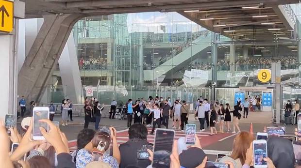 ออร่าทะลุแมสก์!! ‘ชาอึนอู’ ลัดฟ้าถึงไทย แฟนๆ ยินดีต้อนรับแน่นสนามบิน (มีคลิป)