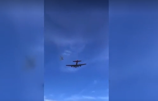 ระทึก! เปิดนาที เครื่องบินสมัยสงครามโลก 2 ลำ พุ่งชนกันกลางอากาศ