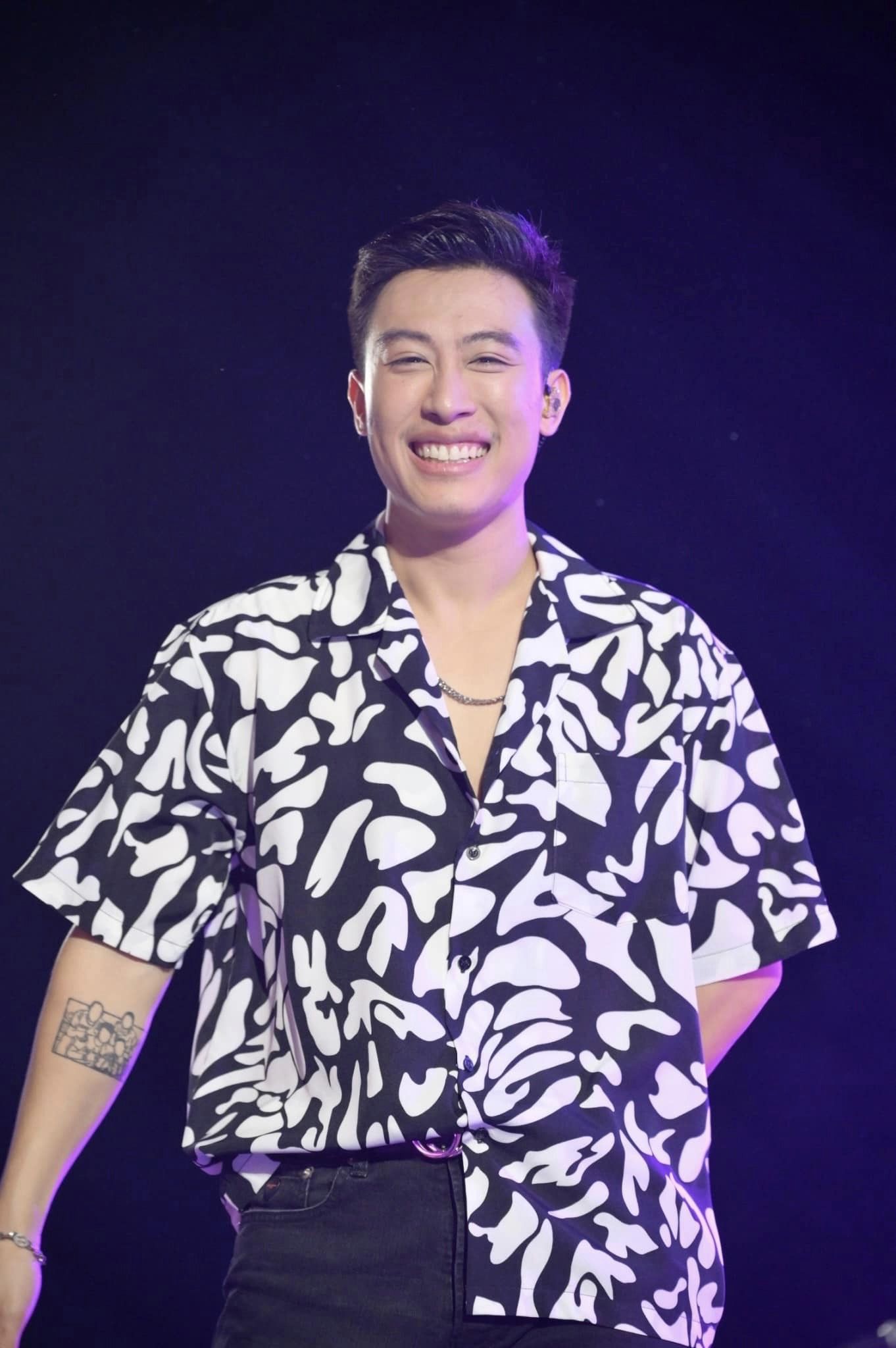 แฟนคลับแห่ส่งกำลังใจก้อนโตให้ นุ๊ก ธนดล แฟนคลับแห่ส่งกำลังใจก้อนโตให้ นุ๊ก ธนดล