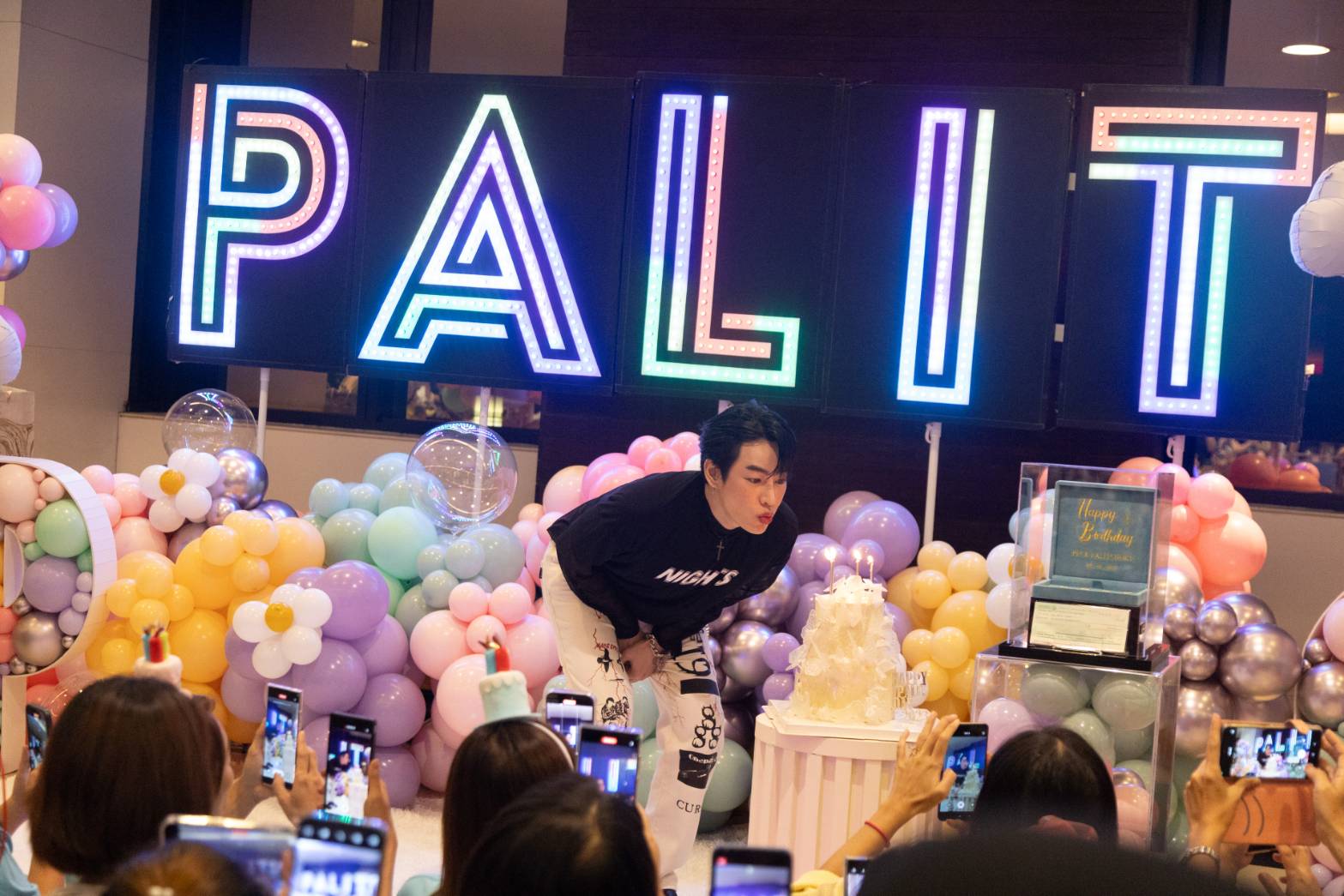 เป๊ก ผลิตโชค กับวันเกิดสุดพิเศษ แฟนคลับรวมตัวอวยพรสุดอลังการ เป๊ก ผลิตโชค กับวันเกิดสุดพิเศษ แฟนคลับรวมตัวอวยพรสุดอลังการ