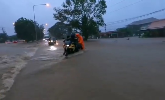 ภูริ หิรัญพฤกษ์ เผยคลิประทึกนาทีฝ่าน้ำป่าเชี่ยวกราดที่วิเชียรบุรี