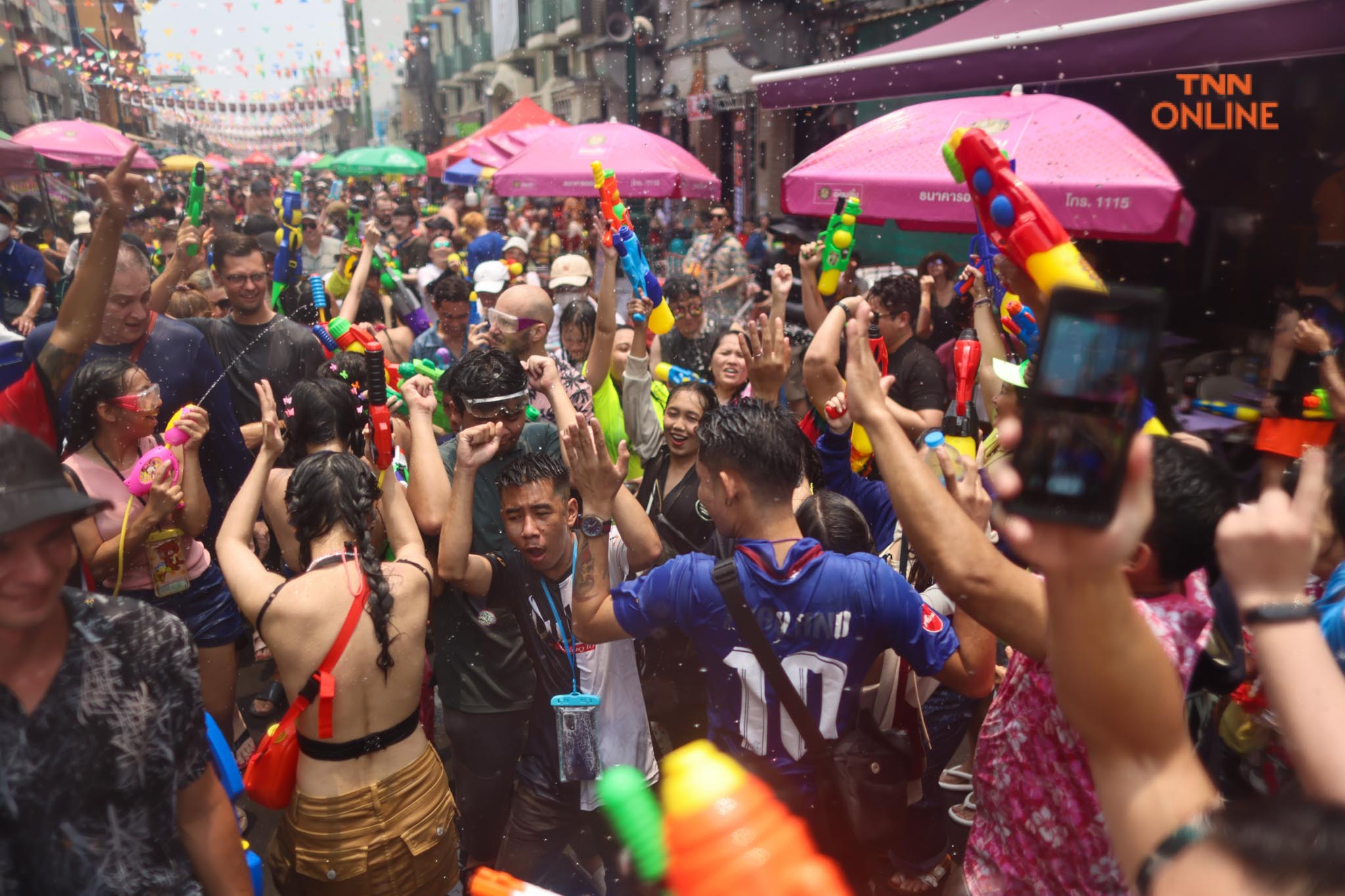 เริ่มแล้วสงกรานต์ข้าวสาร นทท.เล่นสาดน้ำกันคึกคัก เริ่มแล้วสงกรานต์ข้าวสาร นทท.เล่นสาดน้ำกันคึกคัก