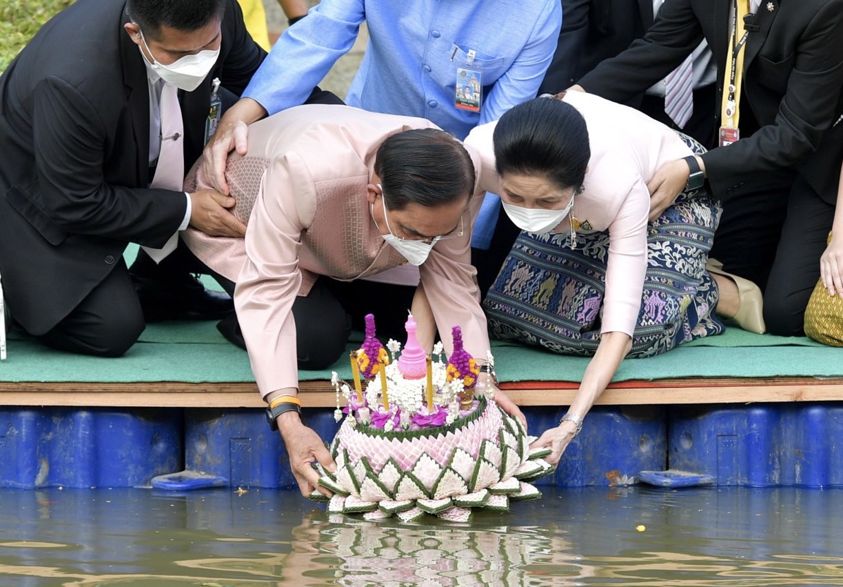 นายกฯ นำครม.ลอยกระทงวิถีใหม่ พร้อมเผยคำอธิษฐาน? นายกฯ นำครม.ลอยกระทงวิถีใหม่ พร้อมเผยคำอธิษฐาน?