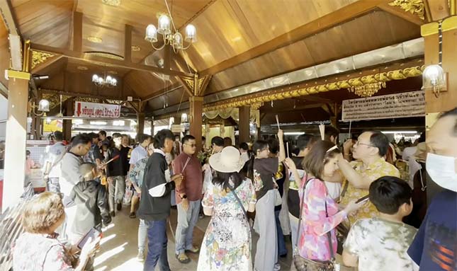 ปีใหม่คึกคัก! นทท. แน่นวัดพระธาตุดอยคำ - ดอยอินทนนท์ทะลัก 1.5 หมื่นคน ปีใหม่คึกคัก! นทท. แน่นวัดพระธาตุดอยคำ - ดอยอินทนนท์ทะลัก 1.5 หมื่นคน