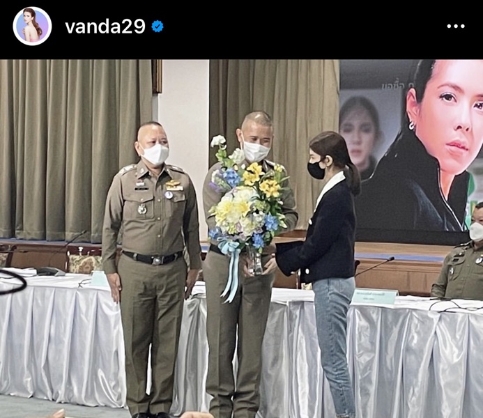 โล่งใจ!! โบว์ แวนด้า ร่วมแถลงข่าวจับกุมผู้ต้องหา หลังถูกคุกคามทางเพศมานานนับปี โล่งใจ!! โบว์ แวนด้า ร่วมแถลงข่าวจับกุมผู้ต้องหา หลังถูกคุกคามทางเพศมานานนับปี