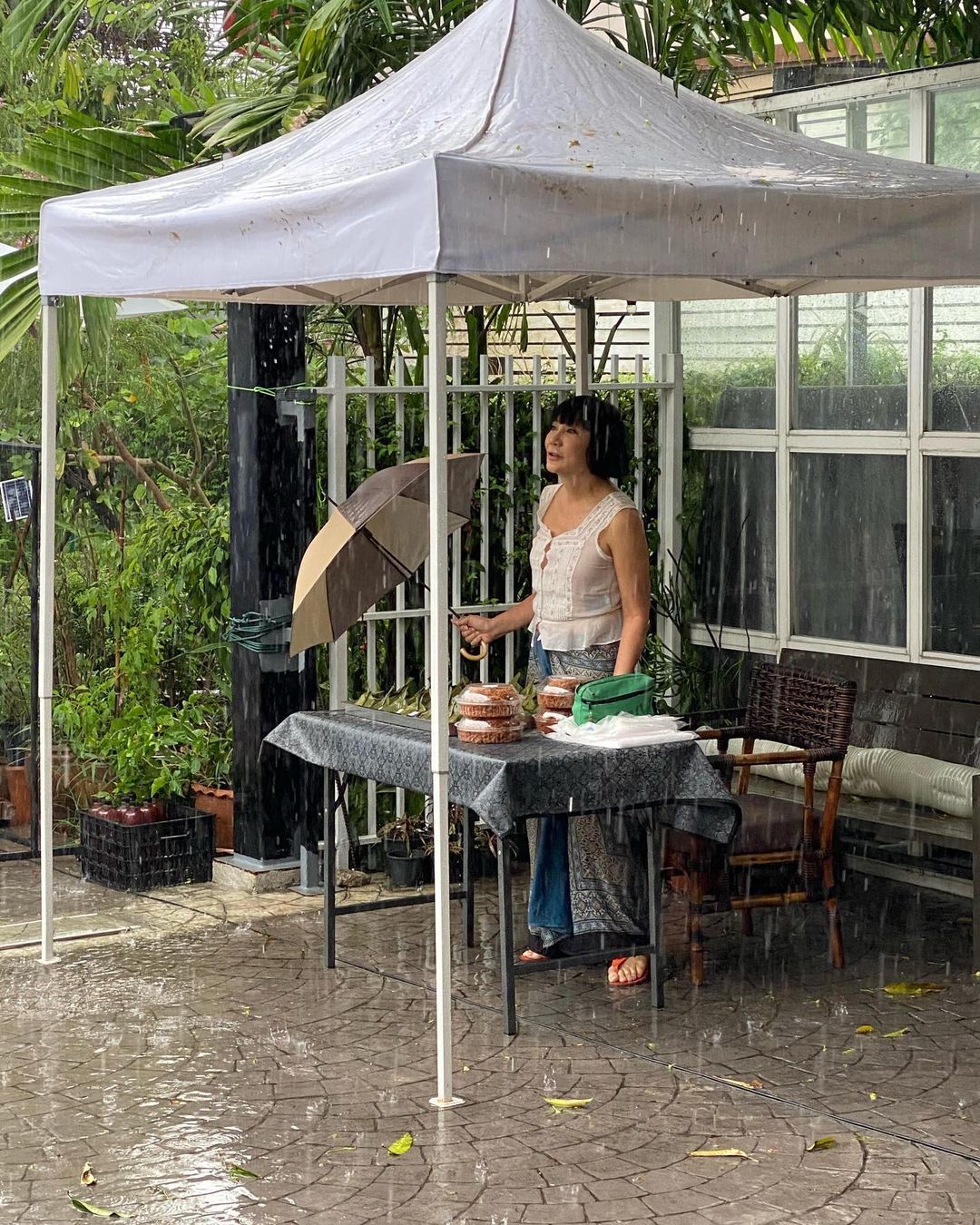 ม้า อรนภา ซึ้งใจ กาละแมร์ ช่วยสั่งซื้อห่อหมก หลังเห็นยืนตากฝนขาย ม้า อรนภา ซึ้งใจ กาละแมร์ ช่วยสั่งซื้อห่อหมก หลังเห็นยืนตากฝนขาย