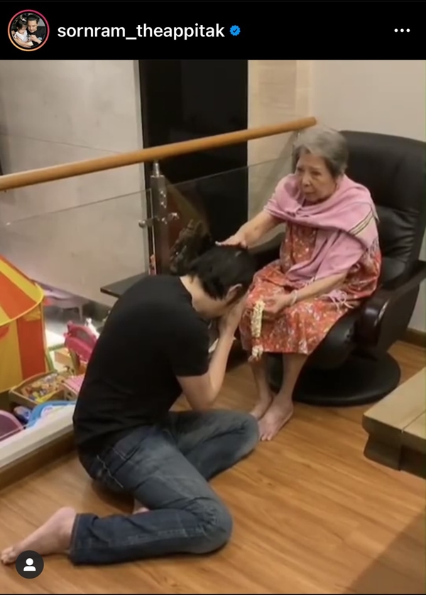 หนุ่ม ศรราม กราบเท้าแม่ ขอพรในวันเกิด อายุครบ 48 ปี
