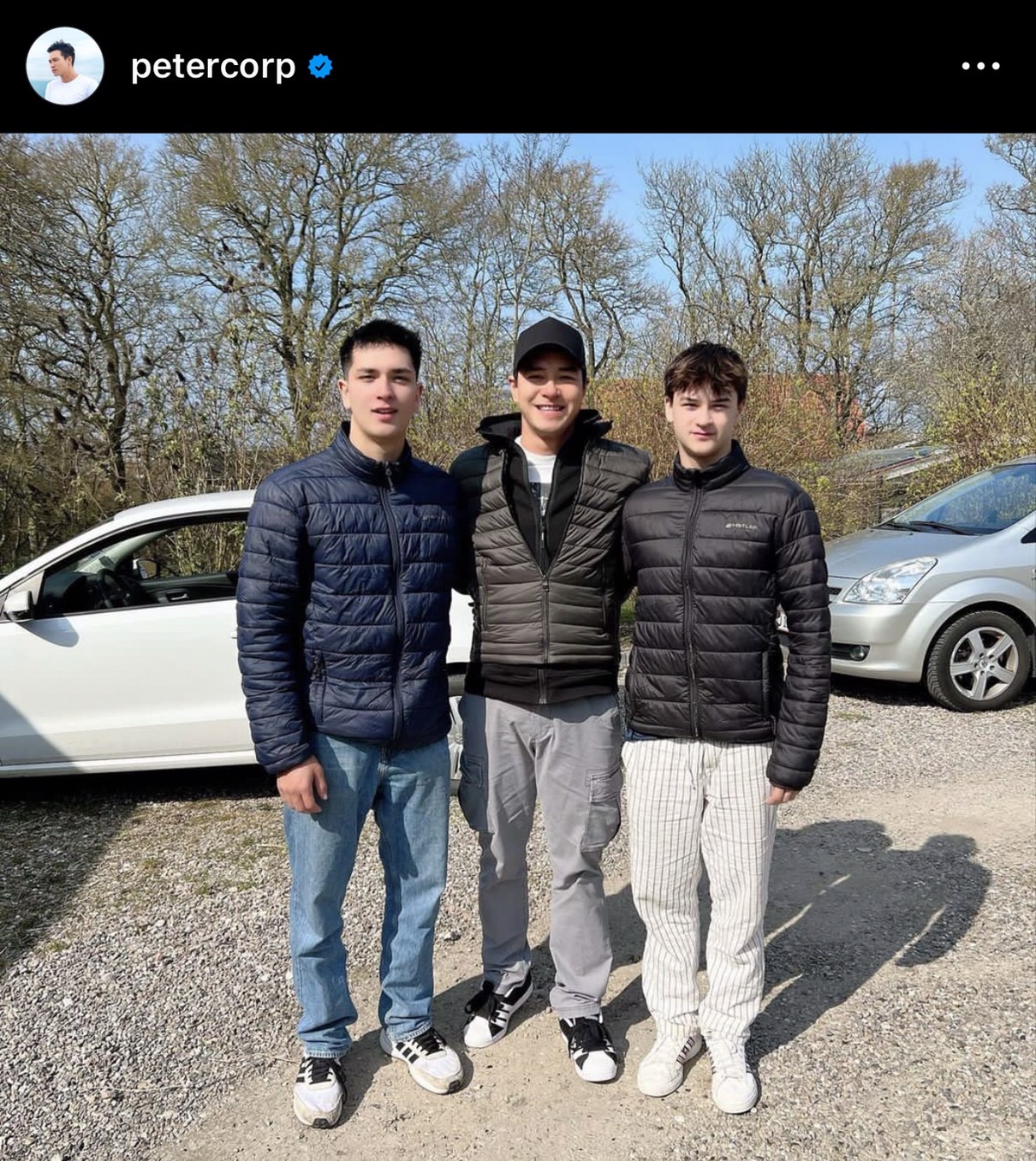 ปีเตอร์ คอร์ป กลับบ้านในรูป 10 ปี พร้อมอวดหลานชายสุดหล่อ