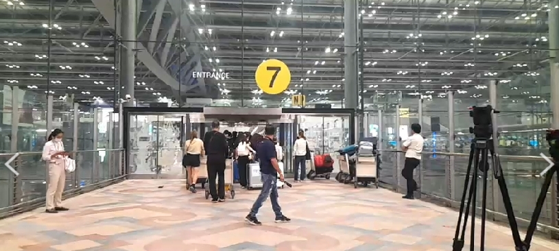 ด่วน! เบนซ์ เดม่อน ถึงสนามบินสุวรรณภูมิแล้ว ด่วน! เบนซ์ เดม่อน ถึงสนามบินสุวรรณภูมิแล้ว