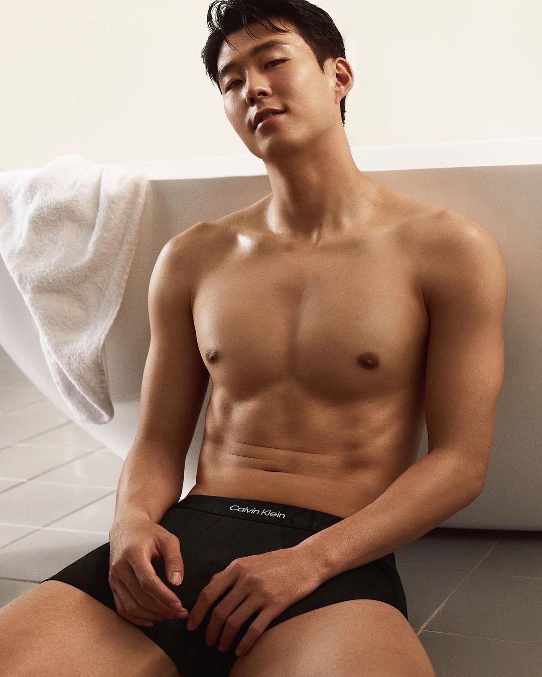 ของดีเกาหลีใต้!! 'โชคยูซอง' นำทัพนักเตะหล่ออวดซิกส์แพค หลังเสร็จศึกฟุตบอลโลก