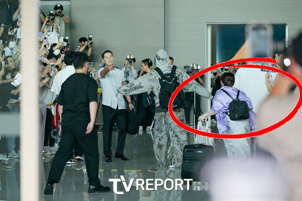 เกินควบคุม!! แฟนคลับสาวพุ่งฝ่าที่กั้นเข้าหา 'จองกุก BTS' ที่สนามบินอีกครั้ง