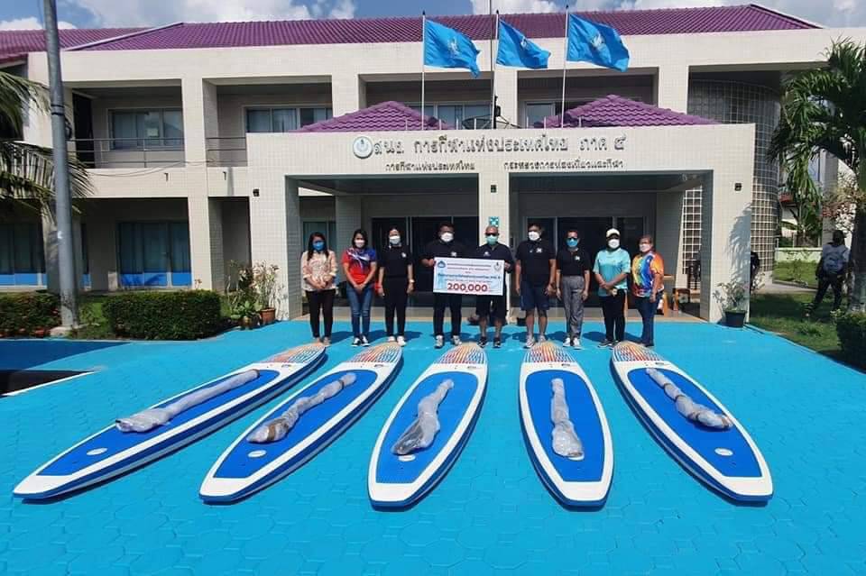 'นายกส.กระดานโต้คลื่น' มอบอุปกรณ์ให้ 'กกท.ภาค 4' ร่วมกันต่อยอดสู่ความเป็นเลิศ 'นายกส.กระดานโต้คลื่น' มอบอุปกรณ์ให้ 'กกท.ภาค 4' ร่วมกันต่อยอดสู่ความเป็นเลิศ