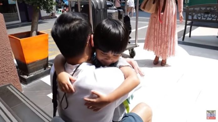 นุ๊ก สุทธิดา เผยคลิปลูกชายคนเล็กหอบช่อดอกไม้เซอร์ไพรส์คุณพ่อ หลังไม่เจอกันนาน