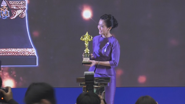 แซม-แอน นำทีมคนบันเทิงตบเท้าเข้ารับรางวัลพิฆเนศวร ครั้งที่ 11    (มีคลิป)